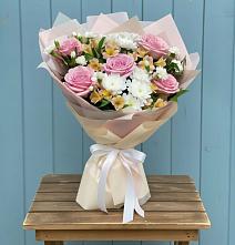 Букет цветов из:  Гвоздики, Орхидеи и Розы в Вырице