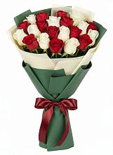 Букет Микс из красных и белых роз в Вырице