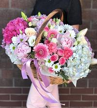 Цветочная композиция из Розы, Хризантемы, Пионы и Лизиантусы в корзине в Вырице