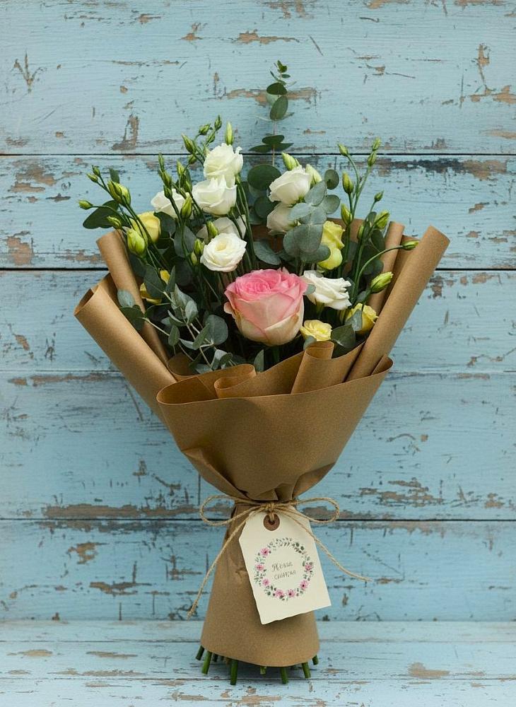 Букет цветов из: Розы и Лизиантусы в Вырице