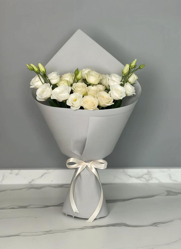 Букет цветов из: Розы и Лизиантусы в Вырице