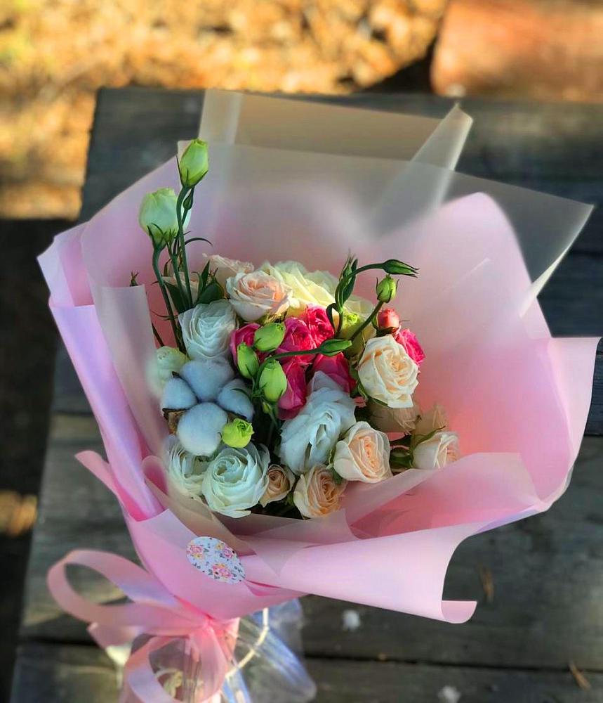 Букет цветов из: Розы и Лизиантусы в Вырице