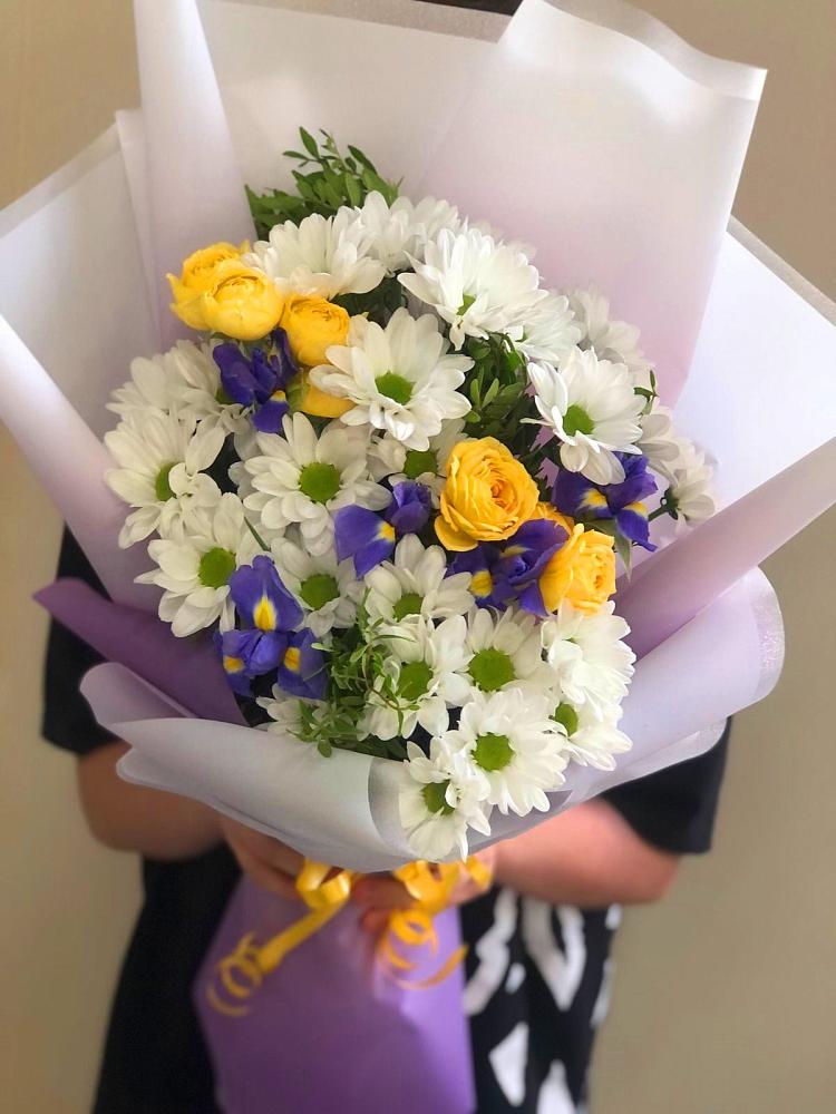 Букет цветов из: Ирисы, Хризантемы и Розы в Вырице
