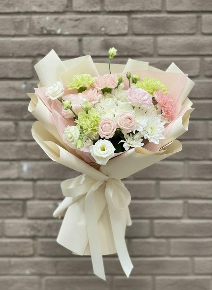 Букет цветов из: Гвоздики, Розы, Лизиантусы и Хризантемы в Вырице