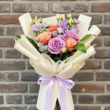 Букет цветов из:  Лизиантусы и Розы в Вырице