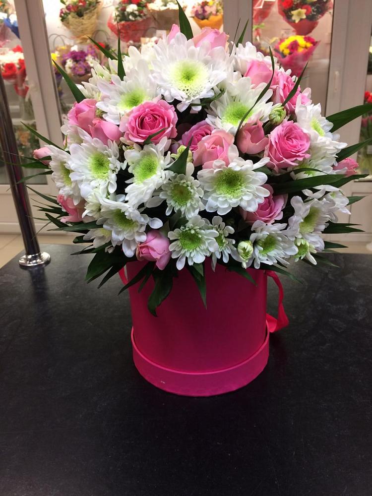 Цветочная композиция из Розы и Хризантемы в шляпной коробке в Вырице