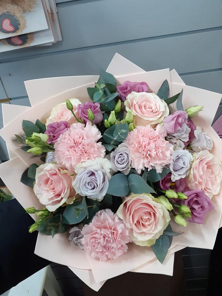 Букет цветов из: Розы, Гвоздики и Лизиантусы в Вырице