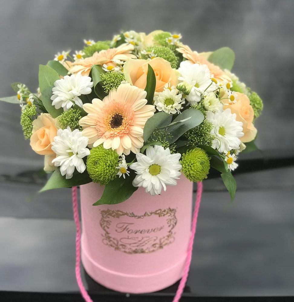 Цветочная композиция из Розы, Герберы и Хризантемы в шляпной коробке в Вырице