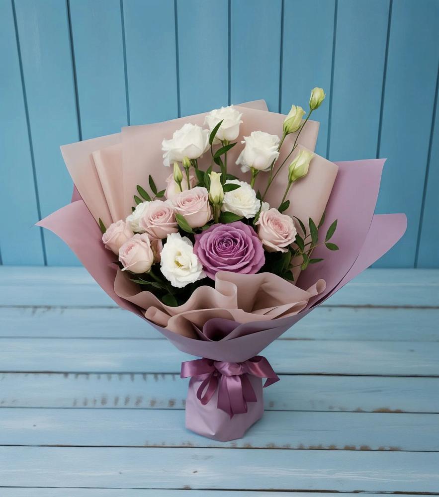 Букет цветов из: Розы и Лизиантусы в Вырице